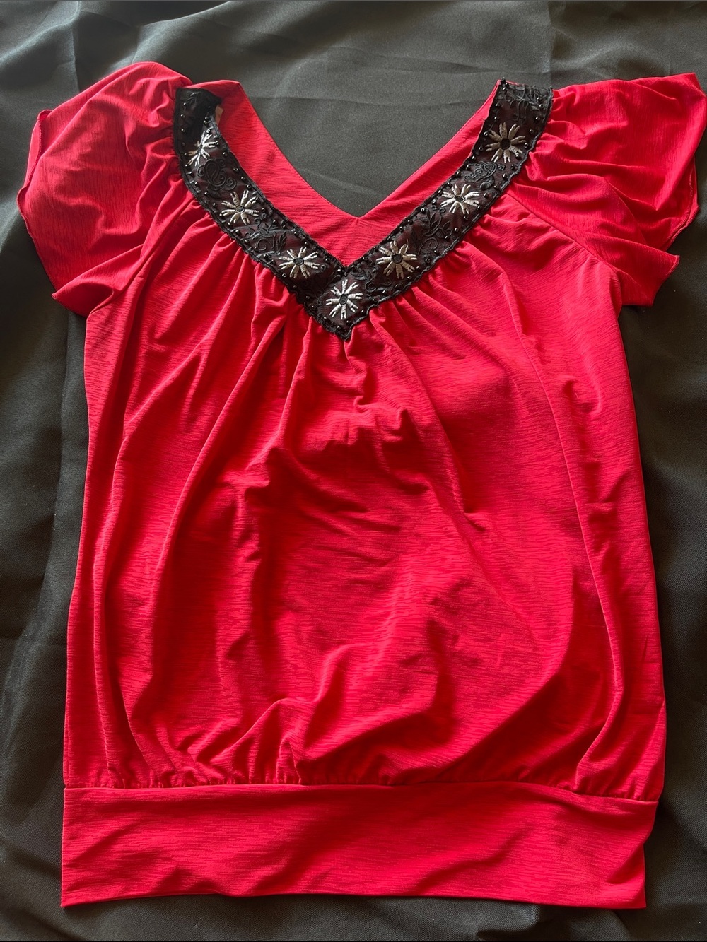 Women’s Red V-Neck Embellished Short Sleeve Top Medium